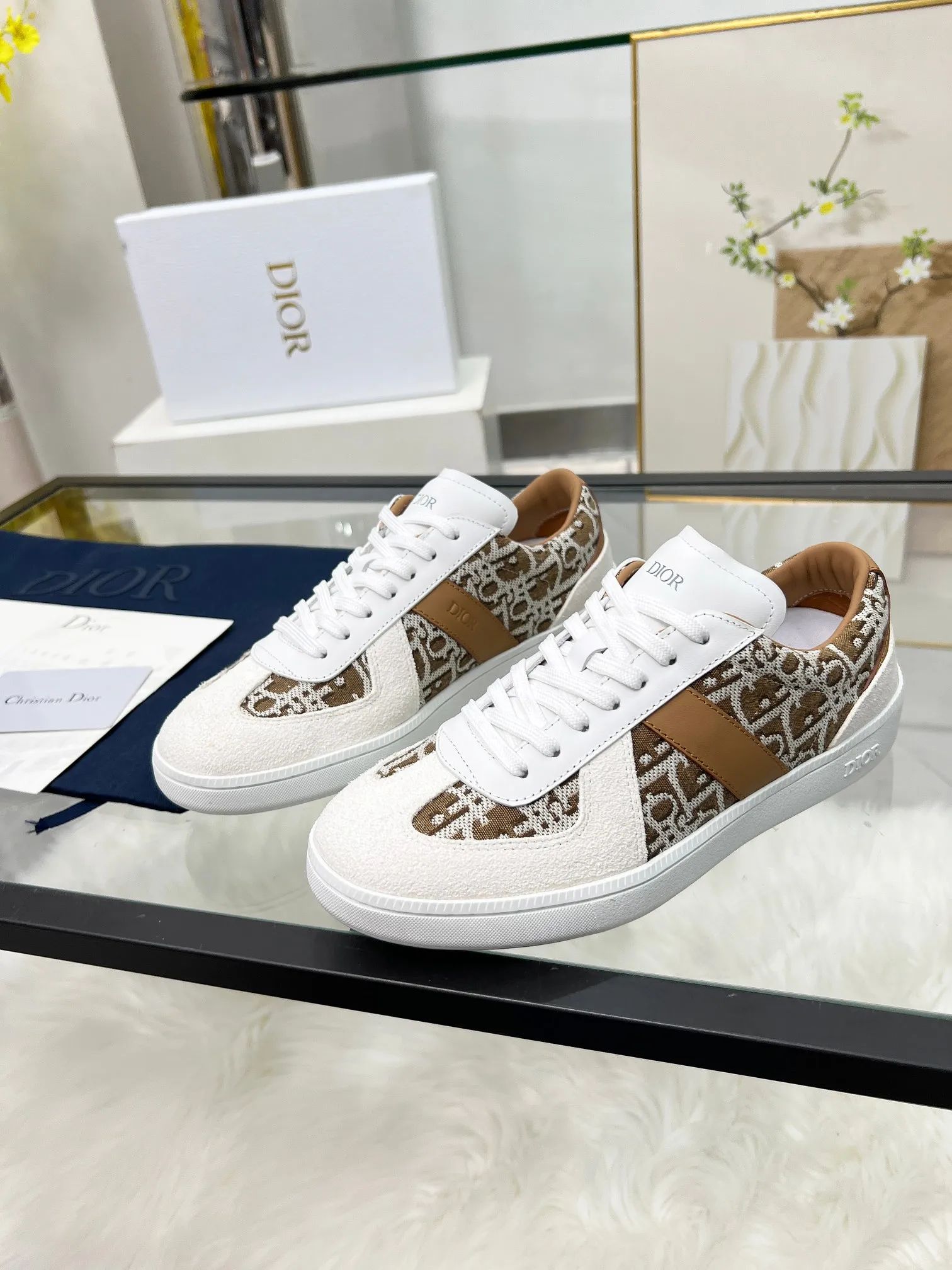 👟👟Ex-factory price 460👟👟Male size +10 correct✅ version. 𝐃𝐢𝐨𝐫 𝟮𝟱𝐏𝐫𝐞-𝐅𝐚𝐥𝐥 𝐁𝐞𝐫𝐥𝐢𝐧 𝟬𝟭 Dior B01 couple casual moral training shoes white shoes sneakers late 90s fashion brand Maison Margiela purchased GAT in large quantities and gave them a makeover. This shoe type of De Xun officially started its fashion journey. Original: Top layer of cowhide, cowhide lining, original outsole Size: 35-45 (40 for women, 45 for men, custom made, non-refundable)